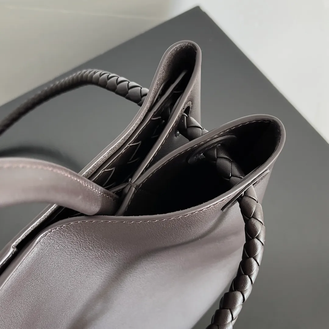 Batch 2560 BV The all-leather Andiamo is new, a very casual splayed buckle bag, which also means that its weight is very light, which greatly reduces our burden when going out for shopping. It can be carried cross-body, hand-held, or carried under the armpit. Taking into account the different backpacking habits of people, the simple design brings us more inspiration. Matched with various keychains and dolls, it will become the finishing touch in the outfit. Medieval style and modern style can also be perfectly blended🫧🫧 Style number: 810214 Size: 32*24*12cm
